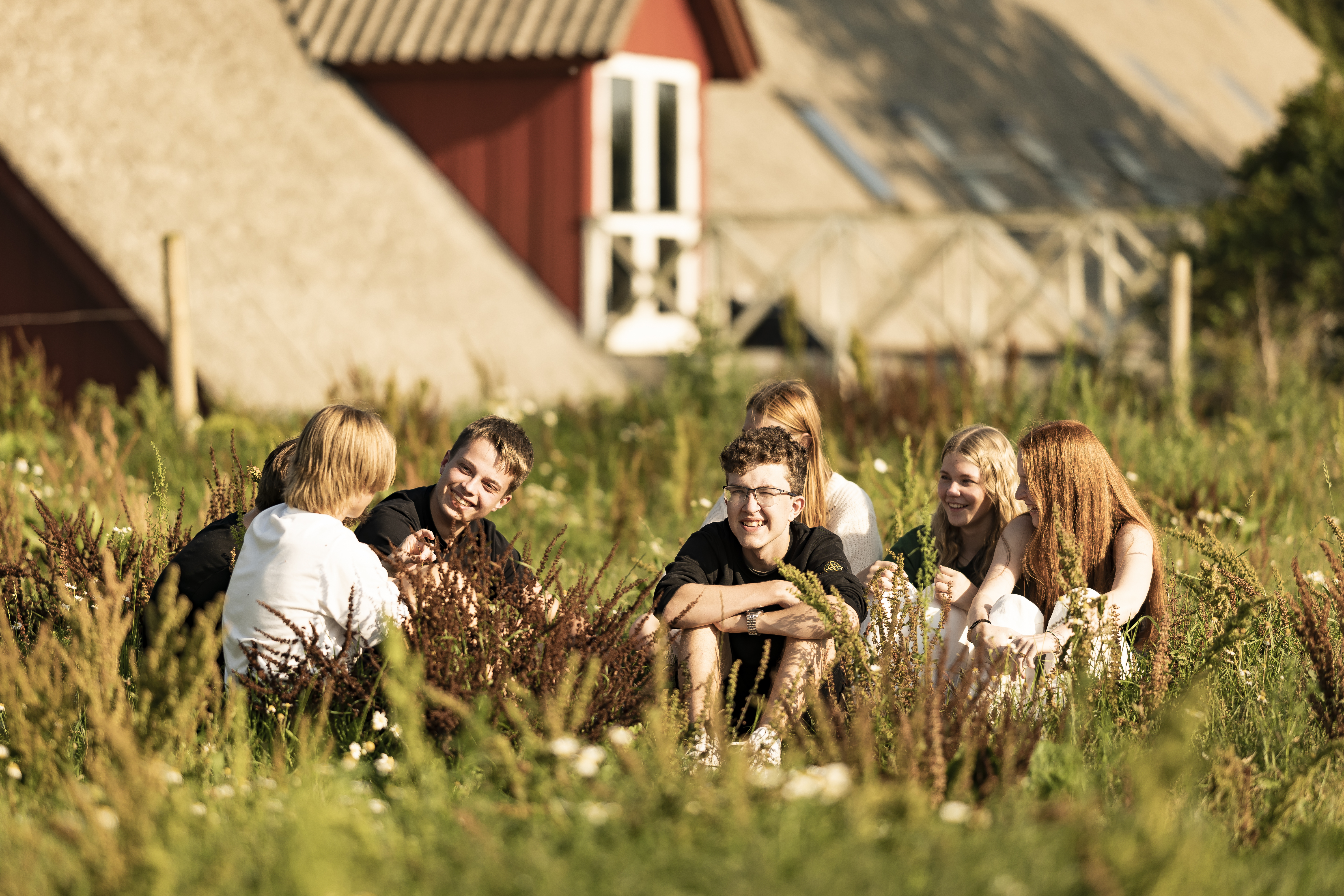 En gruppe af vores elev sidder samlet i græsset